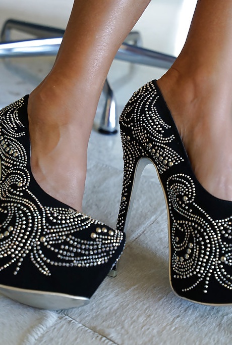 Длинноногая белокурая домохозяйка Сандра Оттерсон, моделирующая туфли-лодочки на высоком каблуке и бикини 11