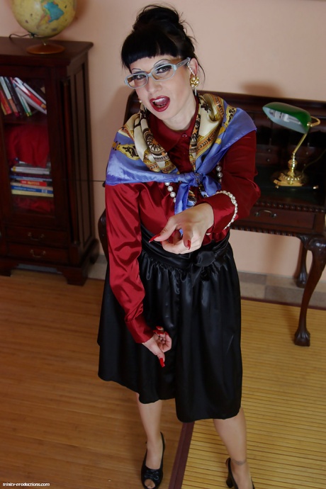 Похотливая зрелая учительница в очках обнажает свои сиськи и попку перед парнем 5