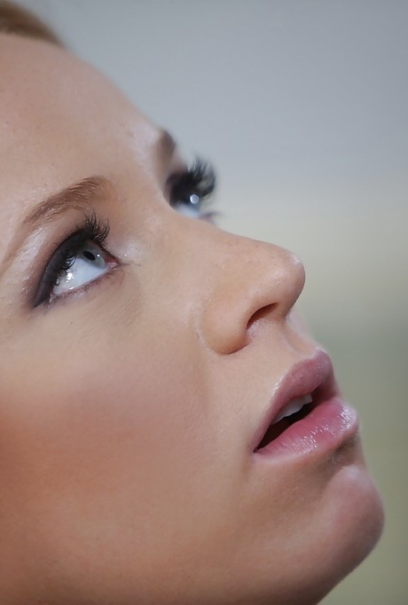 Белокурая красотка Киара Лорд делает грязный минет, стоя на коленях на кухне 6