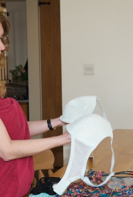 Большая сиськастая любительская Грязная докторша хорошо меняет свое нижнее белье, одеваясь 3