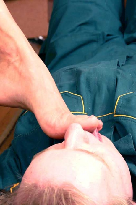 Симпатичная девушка курит, пока мужчина-сабмиссив поклоняется ее ногам 11