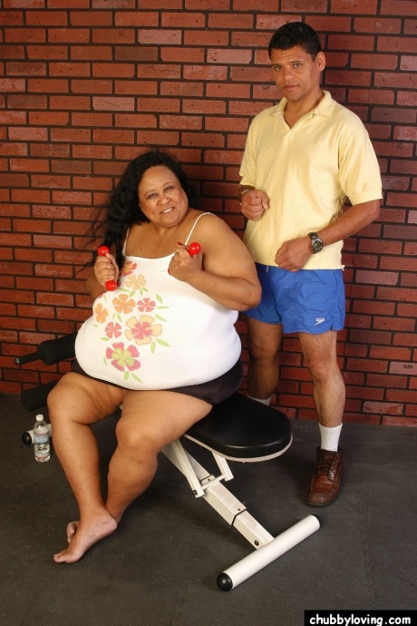 Тучная филиппинская леди Дебрина отсасывает член после того, как обнажила массивные попки 1