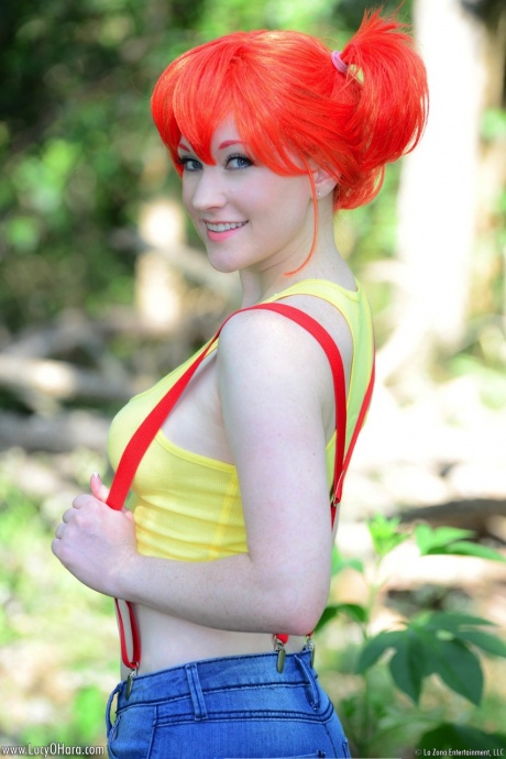 Девушка-одиночка Люси Охара снимает свой костюм для косплея в лесу 3