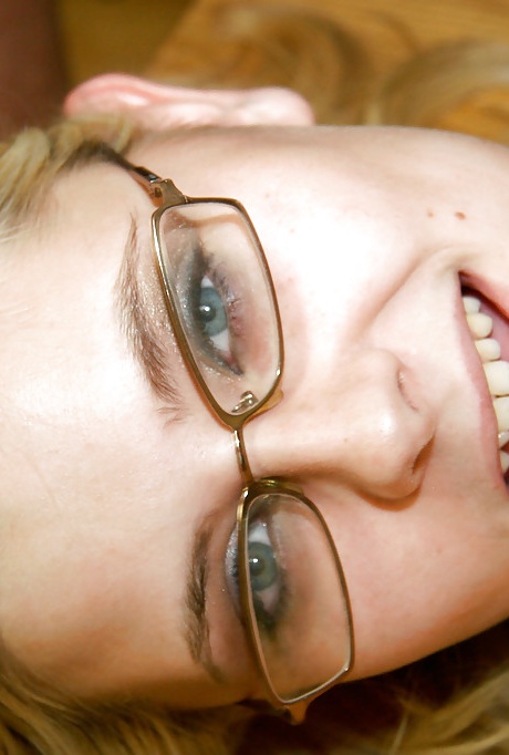 Похотливую блондинку с отвисшими сиськами в очках трахают толпой и кончают на лицо 10