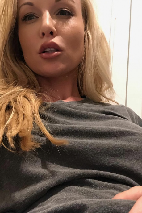 Горячая блондинка Кайден Кросс щеголяет длинными сосками, делая селфи во время мастурбации 2