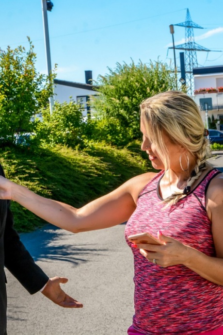 Белокурая цыпочка Джулия Пинк делает селфи на открытом воздухе перед жестким сексом в сауне 3