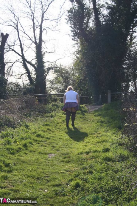 Блондинка с избыточным весом Лекси Каммингс обнажает себя, закрывая систему каналов 4