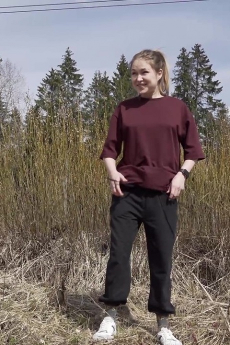 Европейская красотка садится на корточки на пустыре, чтобы пописать 2