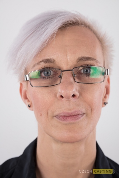 Высокая леди Мартина не снимает очков, полностью обнажая свою стройную фигуру 1