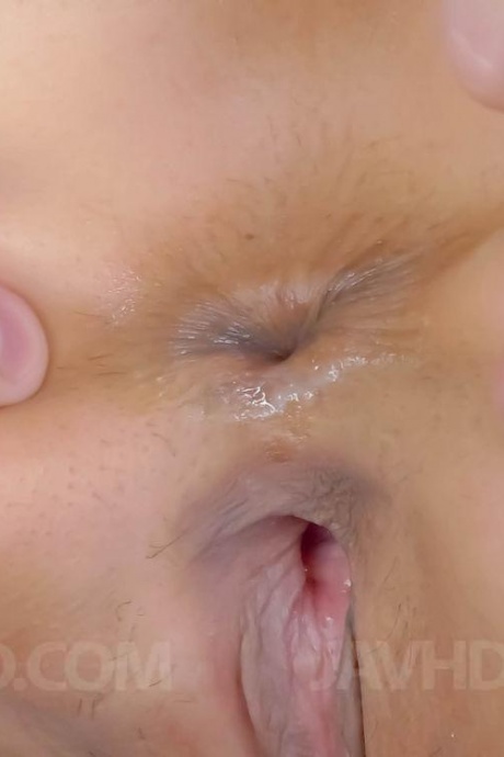 Японская девушка Мафую Ханасаки занимается аналом во время секса с двумя мужчинами 4