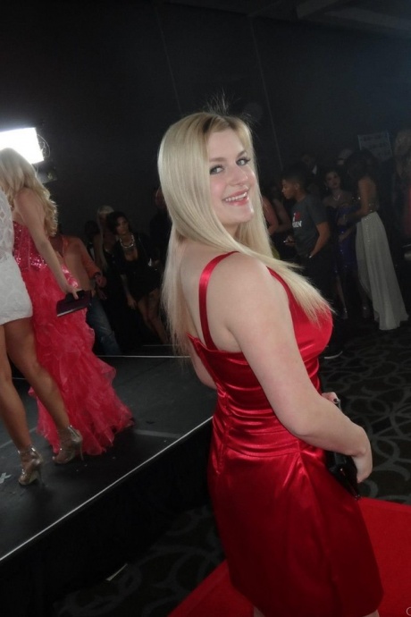 Блондинка-любительница Даниэль делает селфи обнаженной в ванной отеля 1