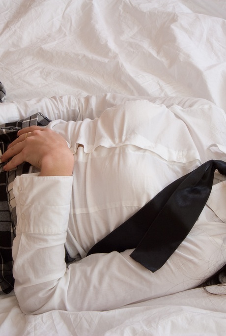 Студентка брюнетка теребит пальцами свою попку перед своим первым анальным трахом на кровати 3