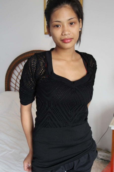 Худенькая филиппинка показывает свою лысую киску перед тем, как подрочить секс-туристу 1