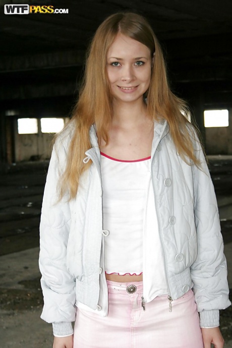 Подобранная шлюшка-подросток подставляет голову и получает жесткий трах 16