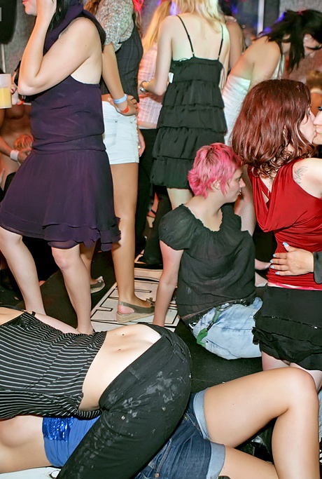 Возбужденные девушки вступают в сексуальные отношения в ночном клубе с танцорами Чиппендейла 2