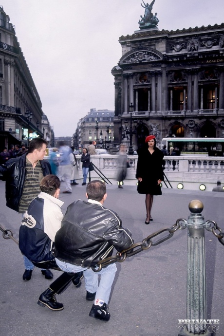 Классная самка Урсула Мур получает двойной трах во время групповухи 1