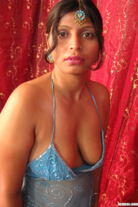 Пухленькая индианка обнажает свои натуральные сиськи и бритую киску на кровати 6