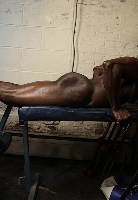 Чернокожая культуристка демонстрирует свое полностью накачанное тело во время тренировки в обнаженном виде 16