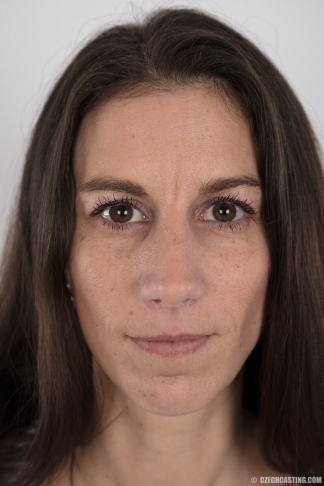 Татуированная женщина Альжбета впервые выставляет на всеобщее обозрение свое стройное тело 1