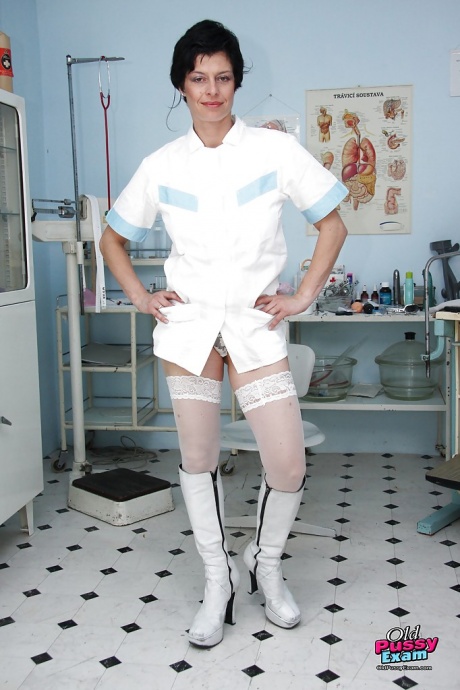 Соблазнительная зрелая медсестра в белых чулочках играет с огромным дилдо 1