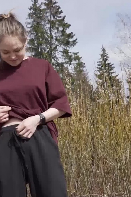 Европейская красотка садится на корточки на пустыре, чтобы пописать 15