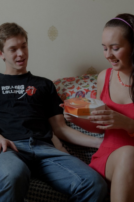 Молодая брюнетка занимается сексом из жопы в рот со своим парнем на диванчике для влюбленных 2