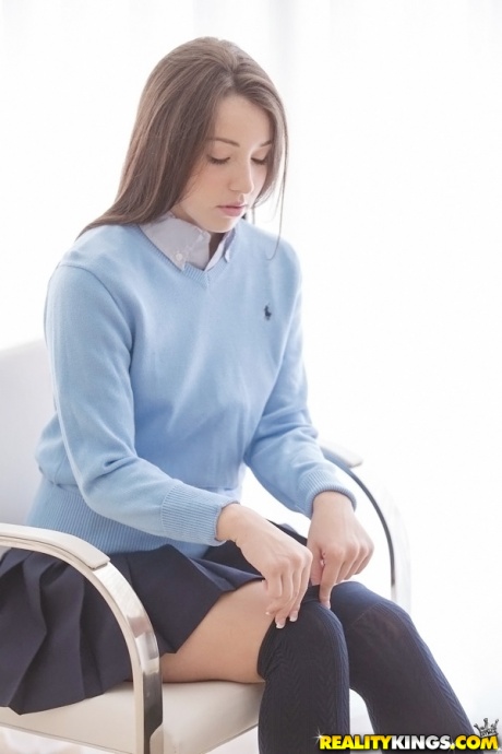 Симпатичная латиноамериканская школьница Лола Фокс демонстрирует свои соблазнительные изгибы 2