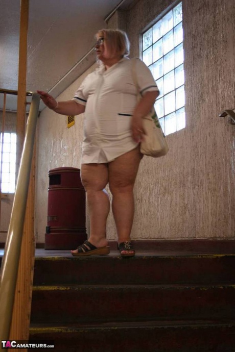 Толстая пожилая медсестра Лекси Каммингс обнажает себя, прогуливаясь по тротуару 16