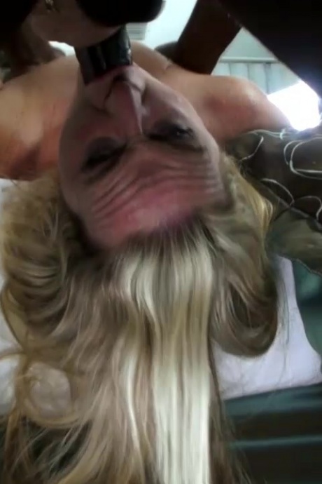 Толстую блондинку Ди Сирен трахают черные парни в гостиничном номере 12