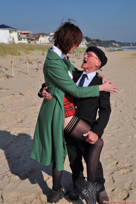 Школьница проявляет свое уважение к двум ветеранам, отсасывая их стариковские члены 1