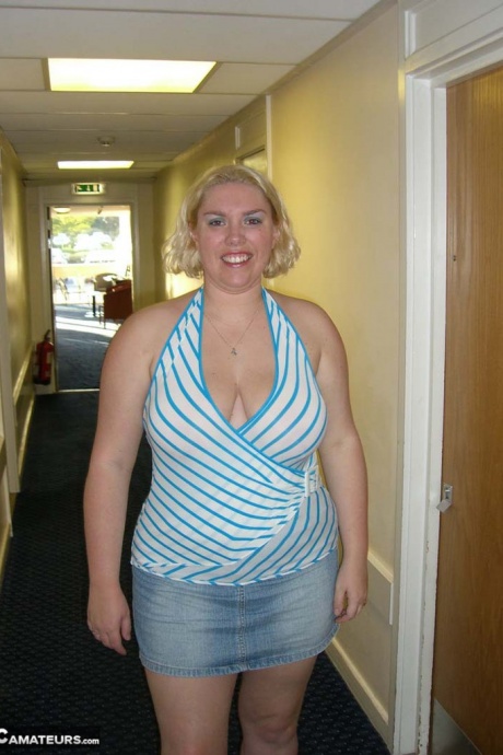 Пожилая блондинка Барби отсасывает член после того, как разделась догола в гостиничном номере 1