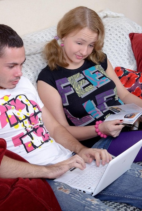 Стройную девушку в штанах для йоги соблазняет на секс ее парень 1