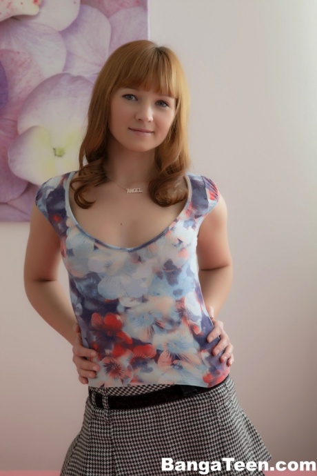 Молодо выглядящую рыжеволосую девушку соблазняет на секс ее настойчивый парень 1