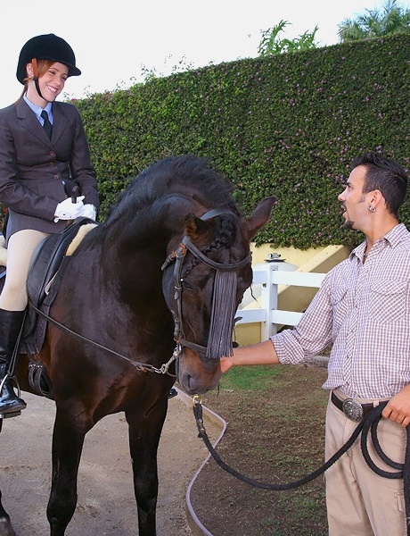 Возбужденная молодая любительница верховой езды Райанн трахается раком с конюхом 3