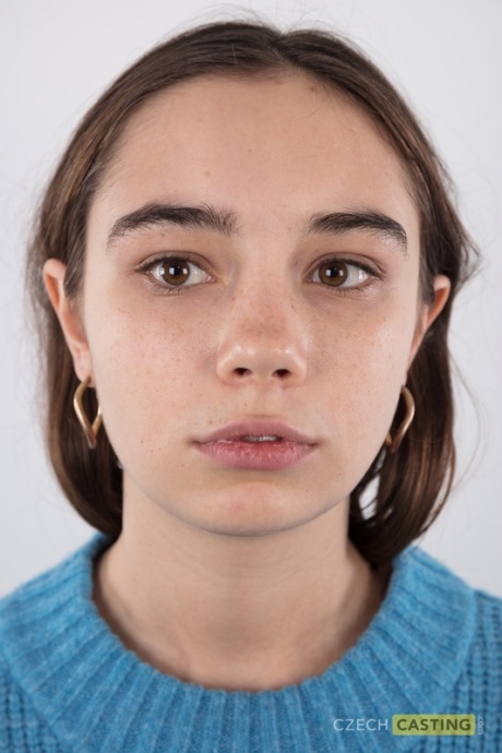 Модель-любитель Ульяна стоит обнаженная, сняв свитер и синие джинсы 1