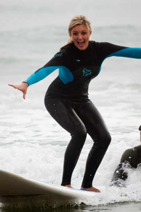 Спортивная девушка на открытом воздухе Кэти Вернола щеголяет своими задорными большими сиськами в сексуальном нижнем белье 2