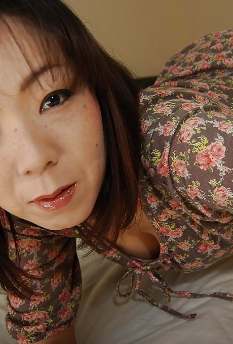 Зрелая азиатская шлюха Йорико Акиеси раздевается и наслаждается игрой с секс-игрушками 2