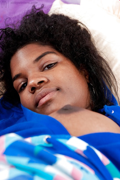 Любительская негритянка Мануэла раздевается догола, чтобы раздвинуть свою черную киску 10