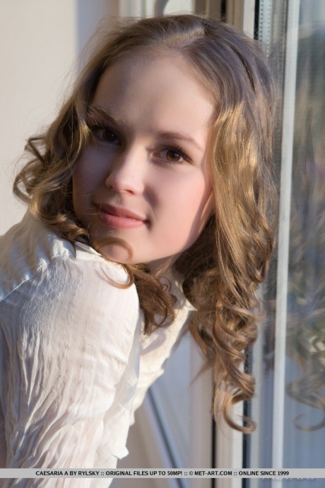 Очаровательная русская молоденькая Цезария А принимает соблазнительные обнаженные позы у окна 1