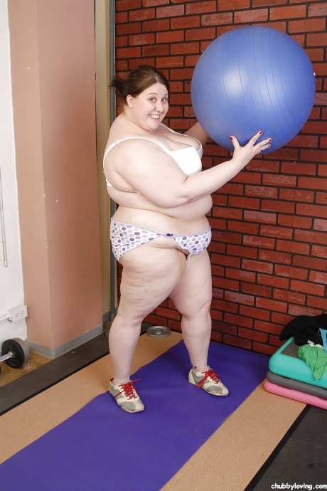 Жирная цыпочка Джеллибин снимает свое платье сразу после занятий йогой 5