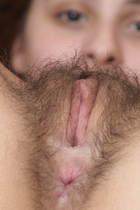 Неопытная Скайлер хватает себя за сиськи, прежде чем раздвинуть свою натуральную киску 15