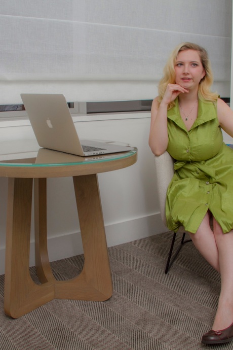 Блондинка-любительница Мим Тернер обнажает свои большие натуральные сиськи, снимая платье 1