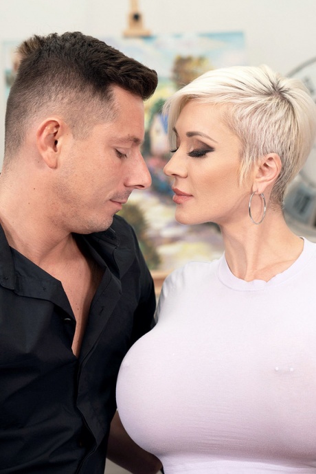 Платиновая блондинка с большими фальшивыми сиськами Таня Вираго кончает сверху во время секса 1