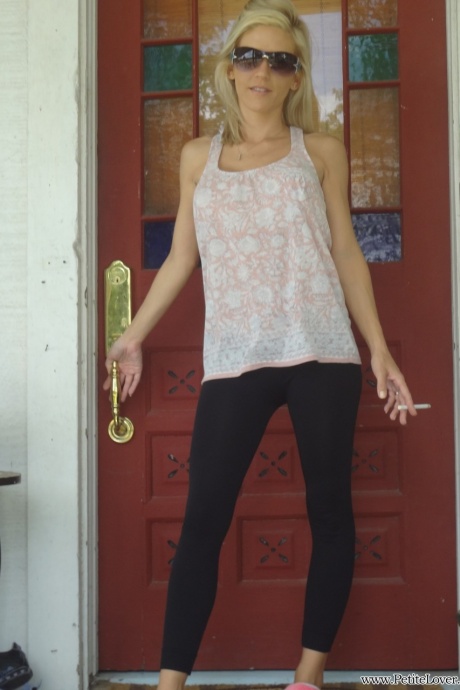 Горячую блондинку-любительницу застукали за этим занятием на различных откровенных снимках 12