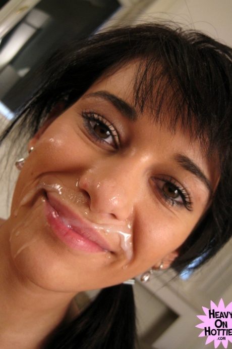 Брюнетка-любительница Вики высовывает свой язычок со спермой на лице 13