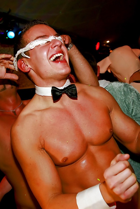 Похотливые девушки-любительницы сходят с ума на вечеринке с горячими мужчинами 15