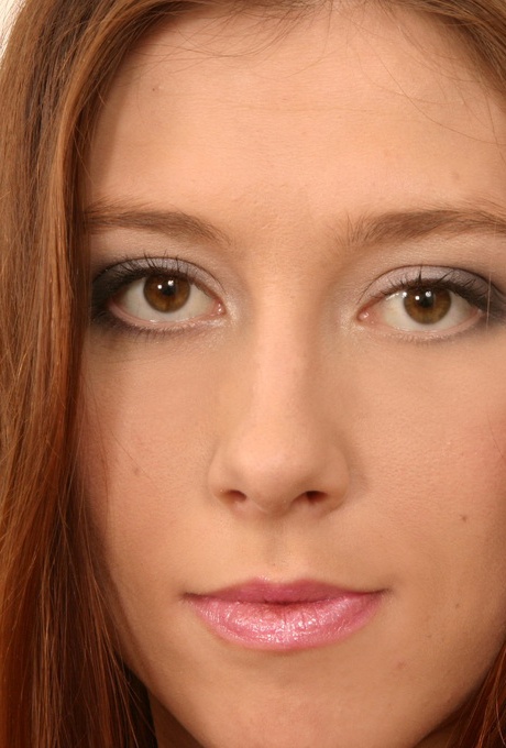 Независимая русская молоденькая любительница Олеся демонстрирует свою гибкость 5