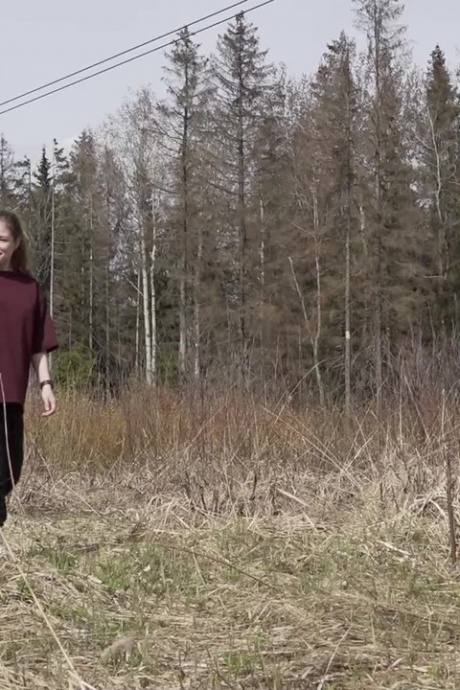 Европейская красотка садится на корточки на пустыре, чтобы пописать 1