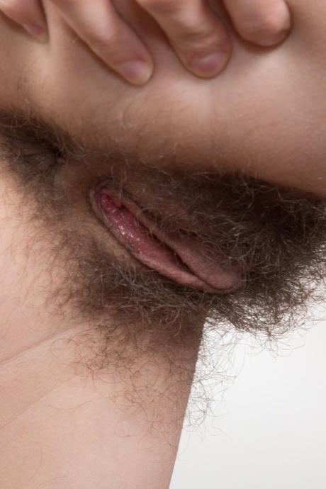 Возбужденная Эфина в очках вставляет розовый фаллоимитатор в свою очень волосатую киску крупным планом 5