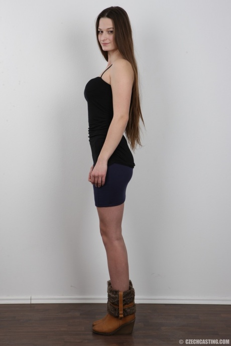 Длинноволосая девушка снимает с себя всю одежду, чтобы позировать в обнаженном виде 3